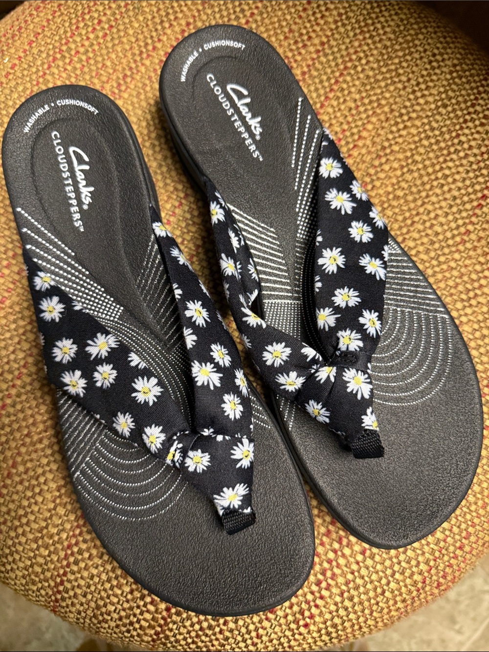 NWT Ladies 10M Clarks Black Daisy Cloudsteppers Thong Sandals